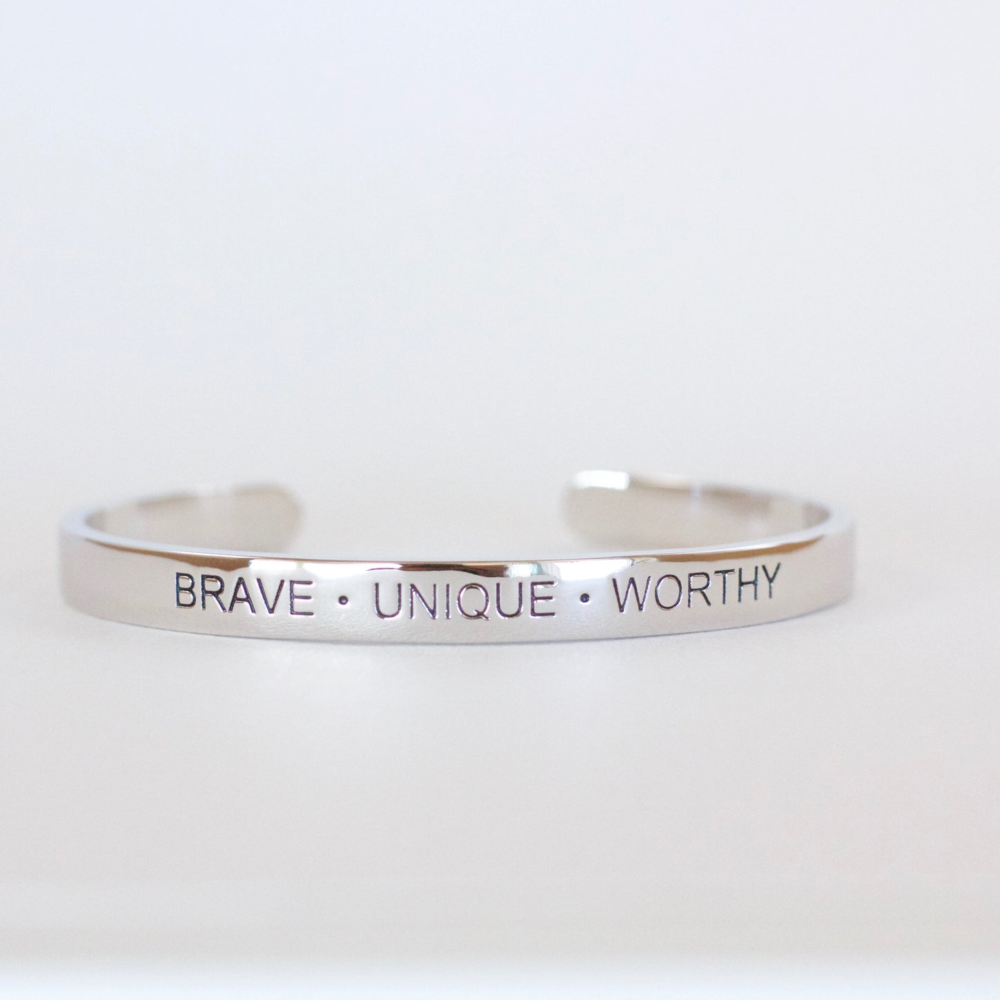BRAVE・UNIQUE・WORTHY
