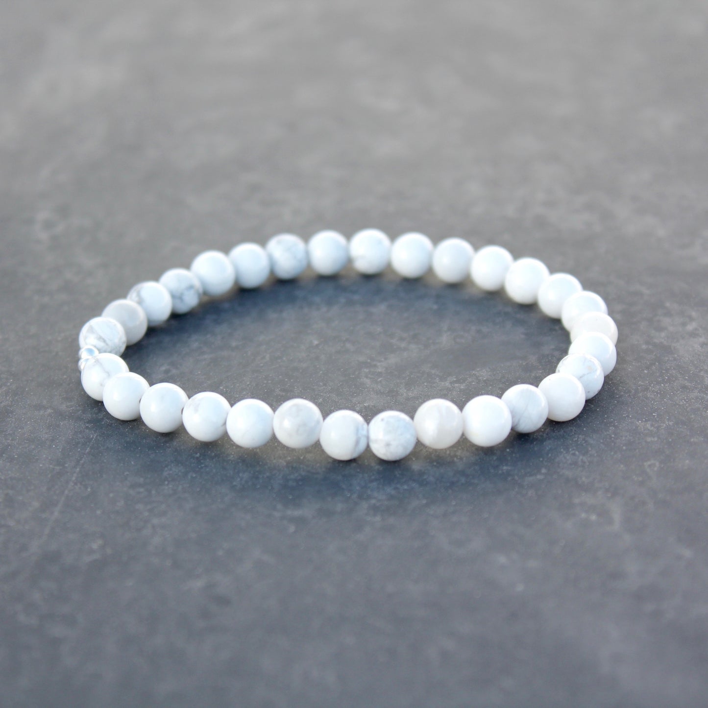 WHITE HOWLITE