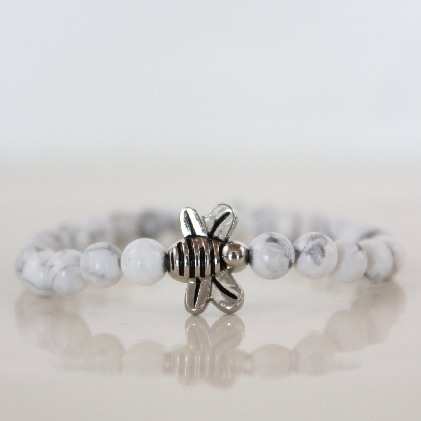 WHITE HOWLITE