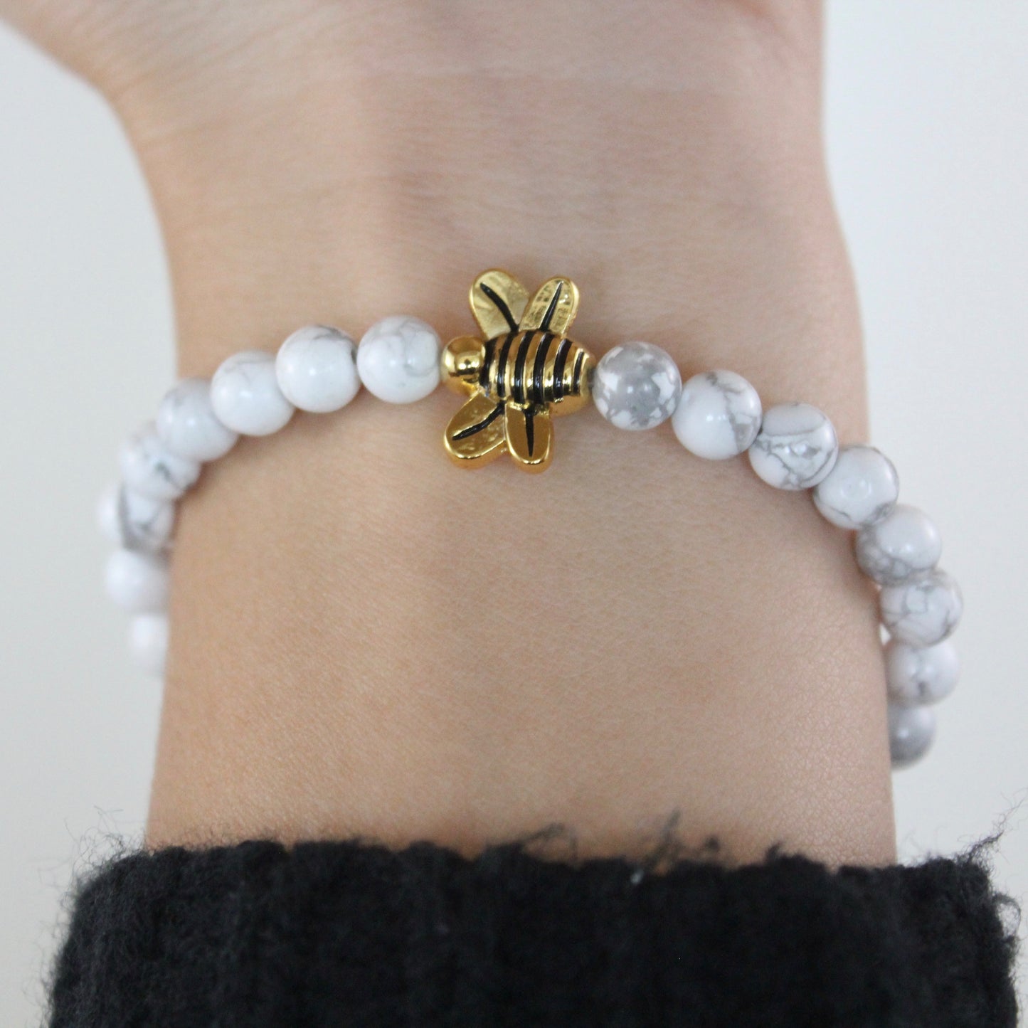 WHITE HOWLITE